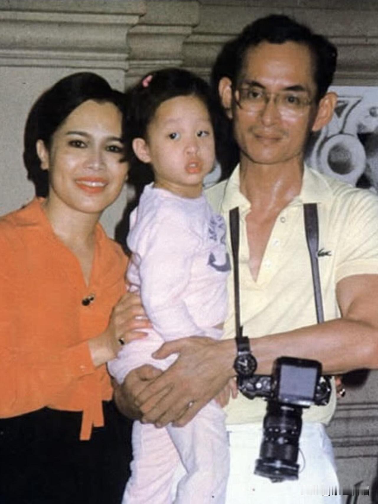 幼年帕公主与祖父、祖母的合影中，两岁的她依偎在祖父普密蓬怀中，祖母诗丽吉王太后在