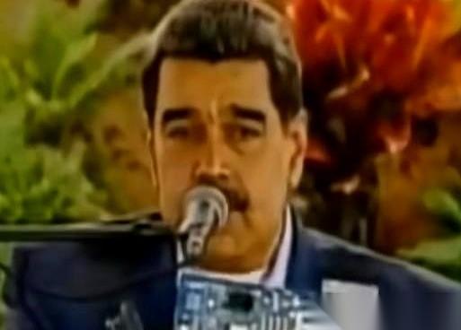 马杜罗举着那块发黄的旧电路板，说要干翻英伟达的时候，全世界都笑了。那画面确实滑