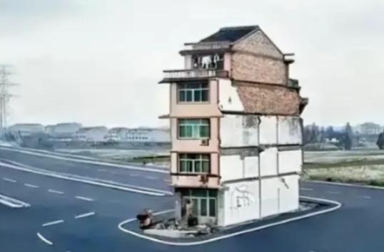 2003年，上海钉子户放出狠话：“没有六套房加一个亿，你们休想让我搬走！”为此，