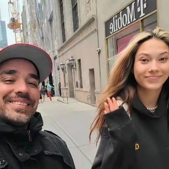谷爱凌原来她天生的头发是黑色的，眼窝也是化妆的。只是她平时那种“混血感”太深入人心了，以至于大家默认
