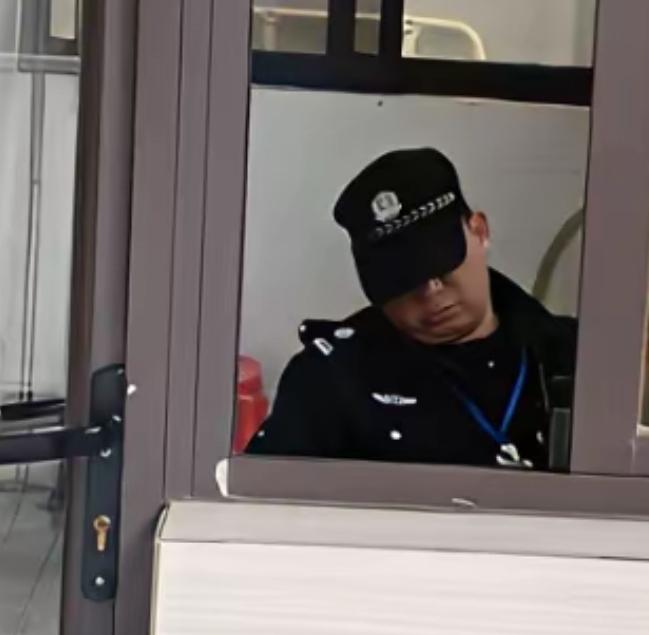 有人说值夜班的保安太辛苦，夜里过了12点以后，公司必须允许保安睡觉。因为后半夜基