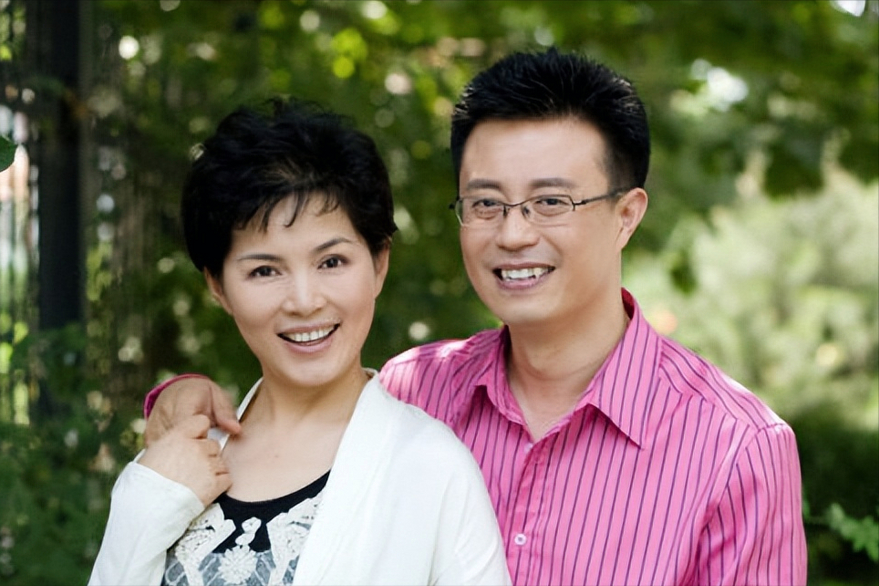 前央视的主持人白燕升与周佳恩爱多年，但两人结婚9个月后周佳就瘫痪了，为了不成为自