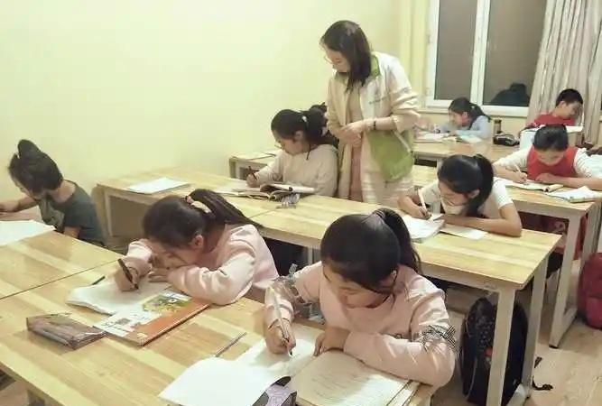 老实的家长,根本接触不到小学的这些真相!1、小学成绩要是中等,到初中还能挽救一