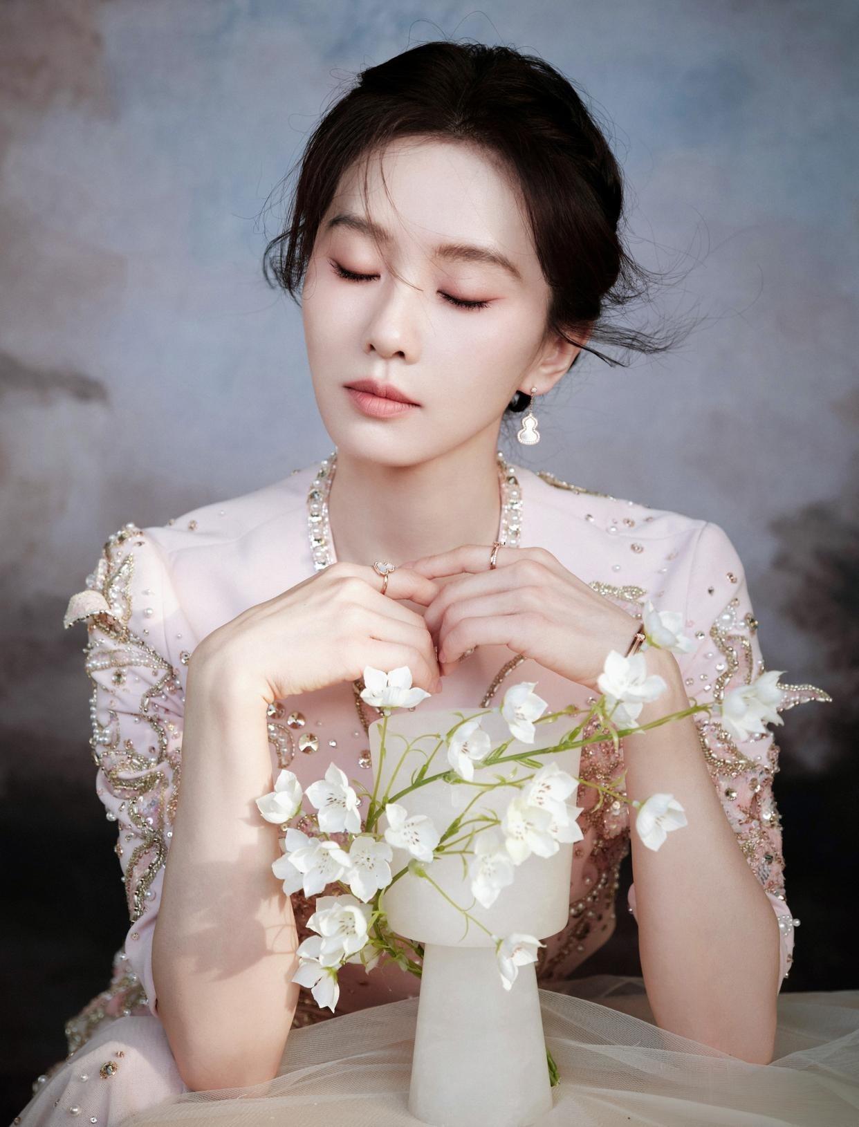 白瓷为韵，花影为依，优雅若兰，素以为绚兮。