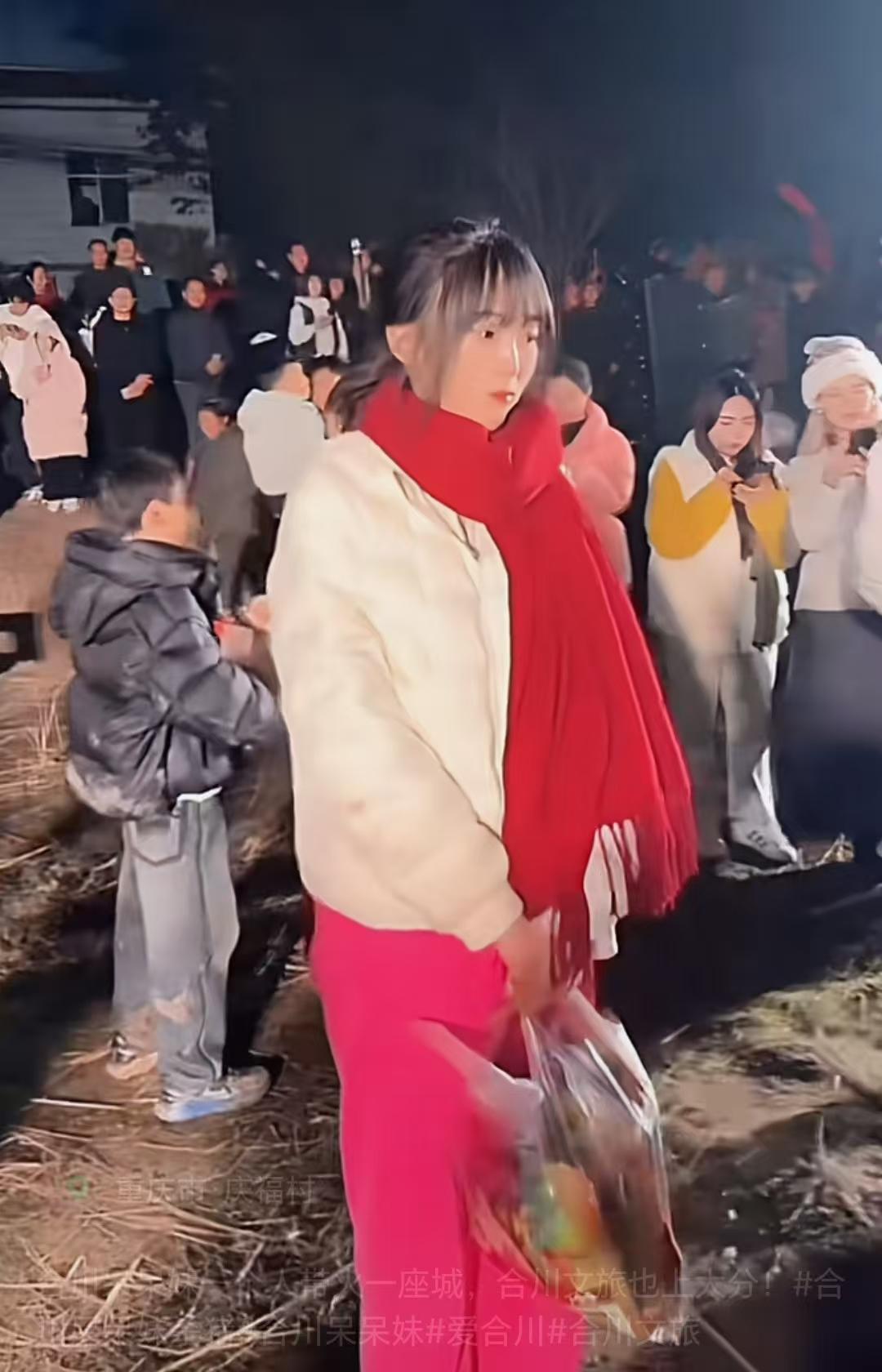 呆呆火了后，有3种选择：1、继续做美甲师，她在县城里开了一家美甲店，给人做美