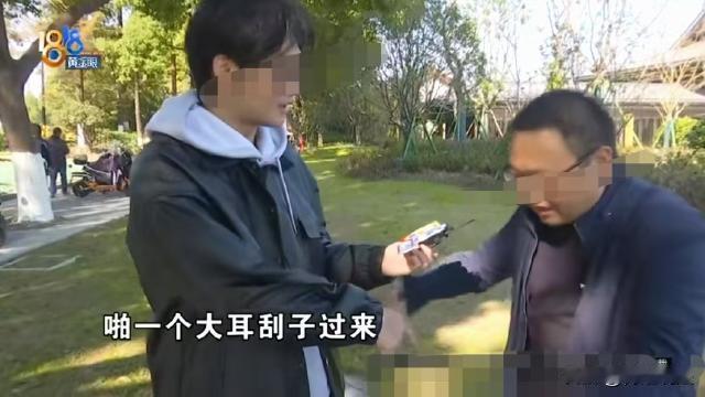 浙江绍兴，男子和朋友一起去景区玩，排队期间前面有人插队，男子愤愤说了句：真没素质