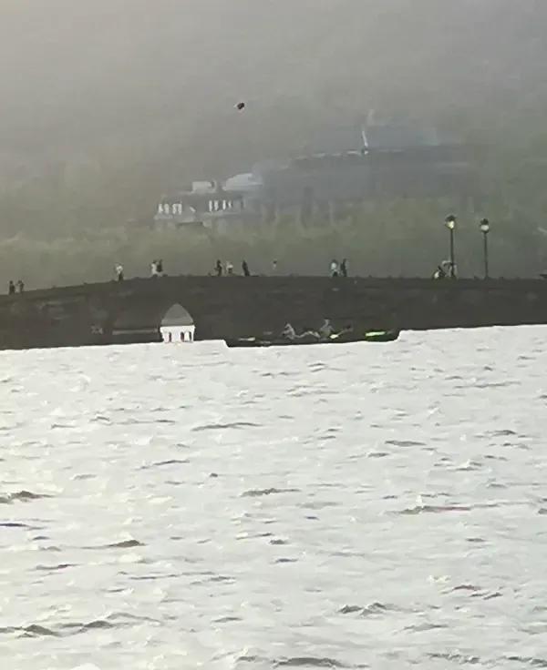 杭州西湖边今天上演了惊魂一幕，一辆轿车直接冲进湖里，紧接着一男一女从水中狼狈爬出