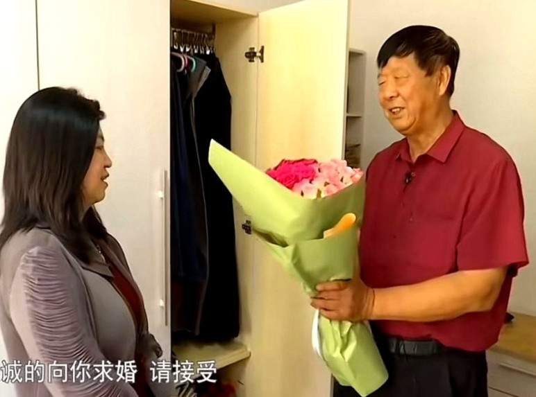 70岁大爷和54岁大姐相亲，大爷一眼看上小16岁的大姐，当场手拿鲜花求婚，还要把