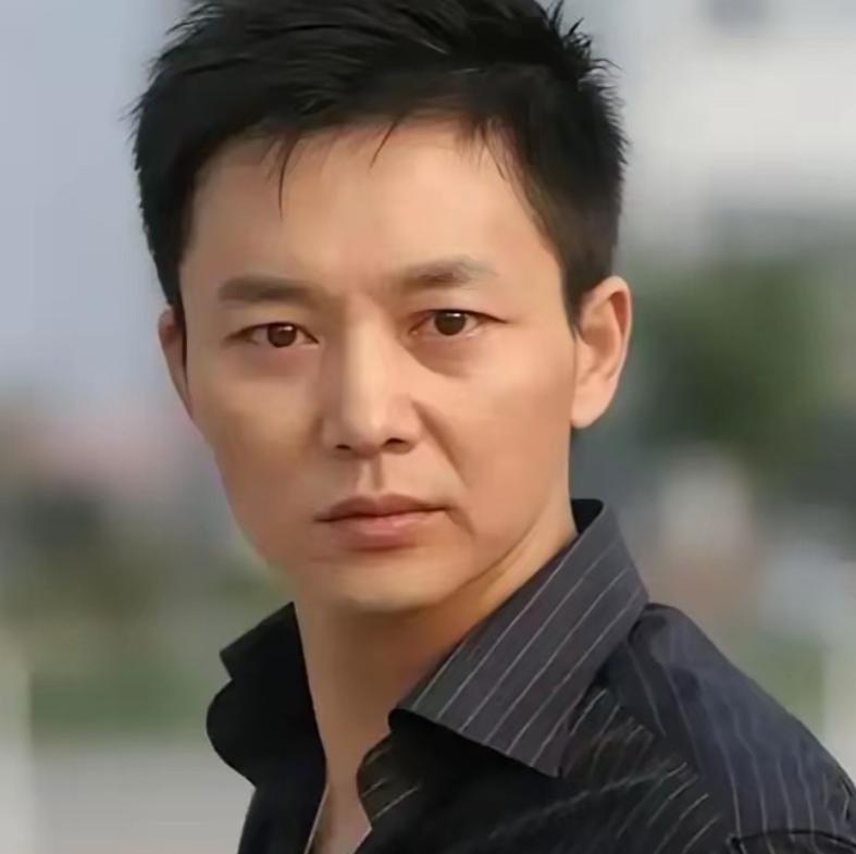 2001年，刘奕君拍戏回到家中，妻子吕梓媛冷着脸说，“我们离婚吧，一年到头不在家