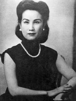 1935年，孙中山之子孙科，对离异的蓝妮一见钟情，后来向她求婚，已有3个孩子的蓝