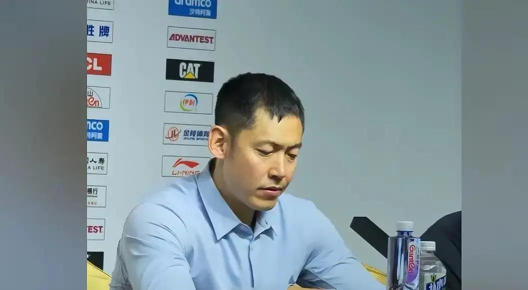 张庆鹏刚坐上天津男篮的帅位，屁股还没热，核心后卫林庭谦就要跑了据篮球圈里人透