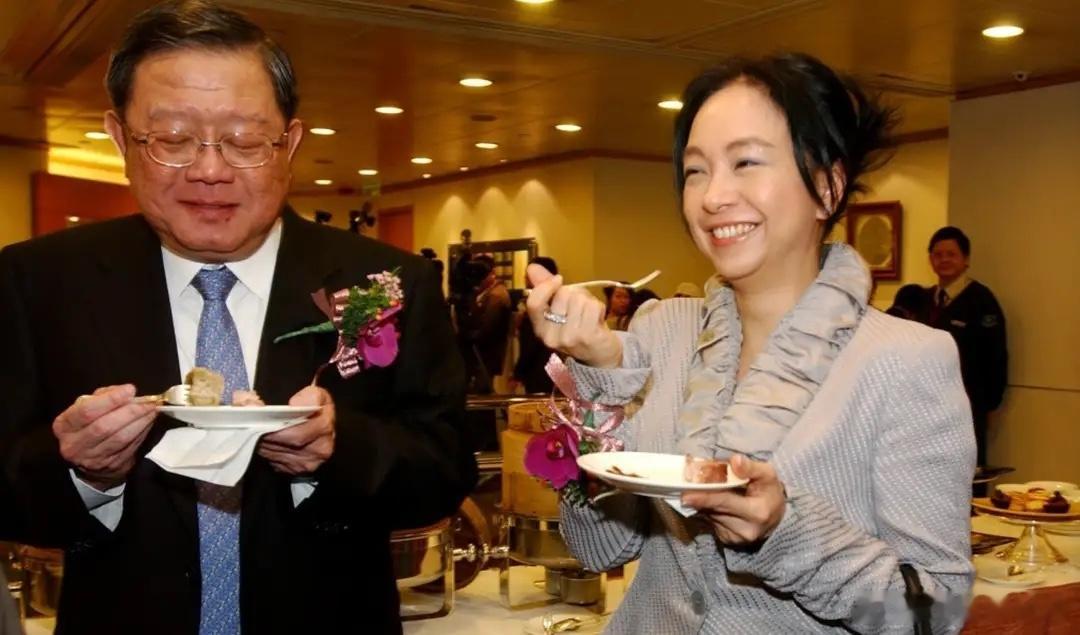 钟镇涛68岁前任结婚45周年，与83岁富商丈夫庆祝，三代同堂照曝光。​​​