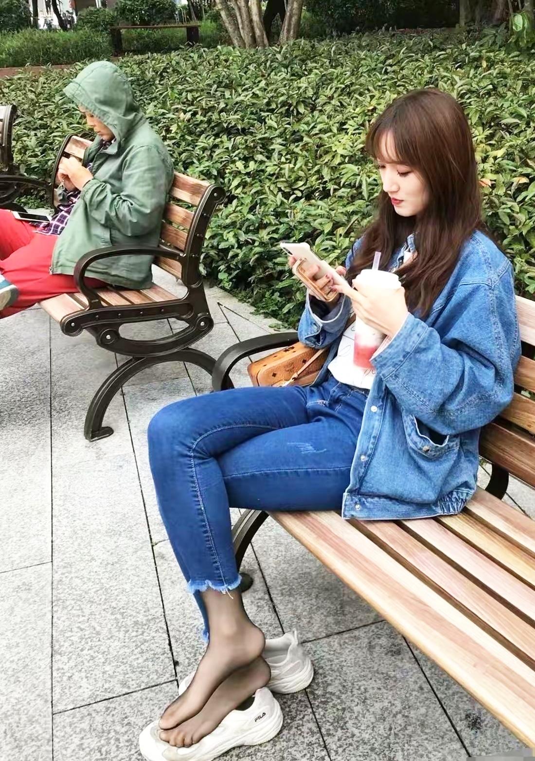 这位美女姐姐在公园里脱鞋有点过分了啊，[呲牙笑][呲牙笑]