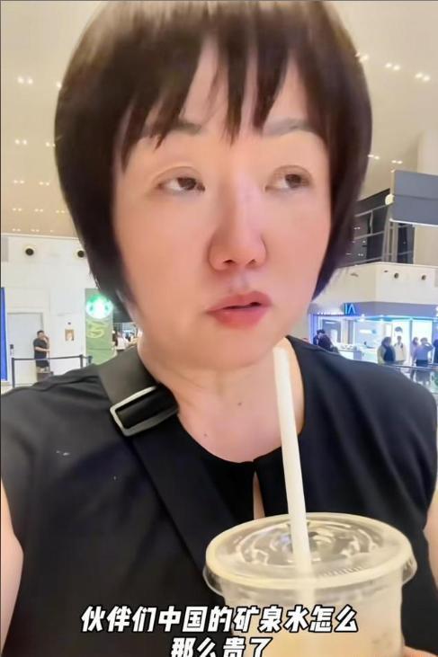 有个女的从澳大利亚飞回来，落地广州白云机场，行李还没取呢，先掏出手机开始录视频。