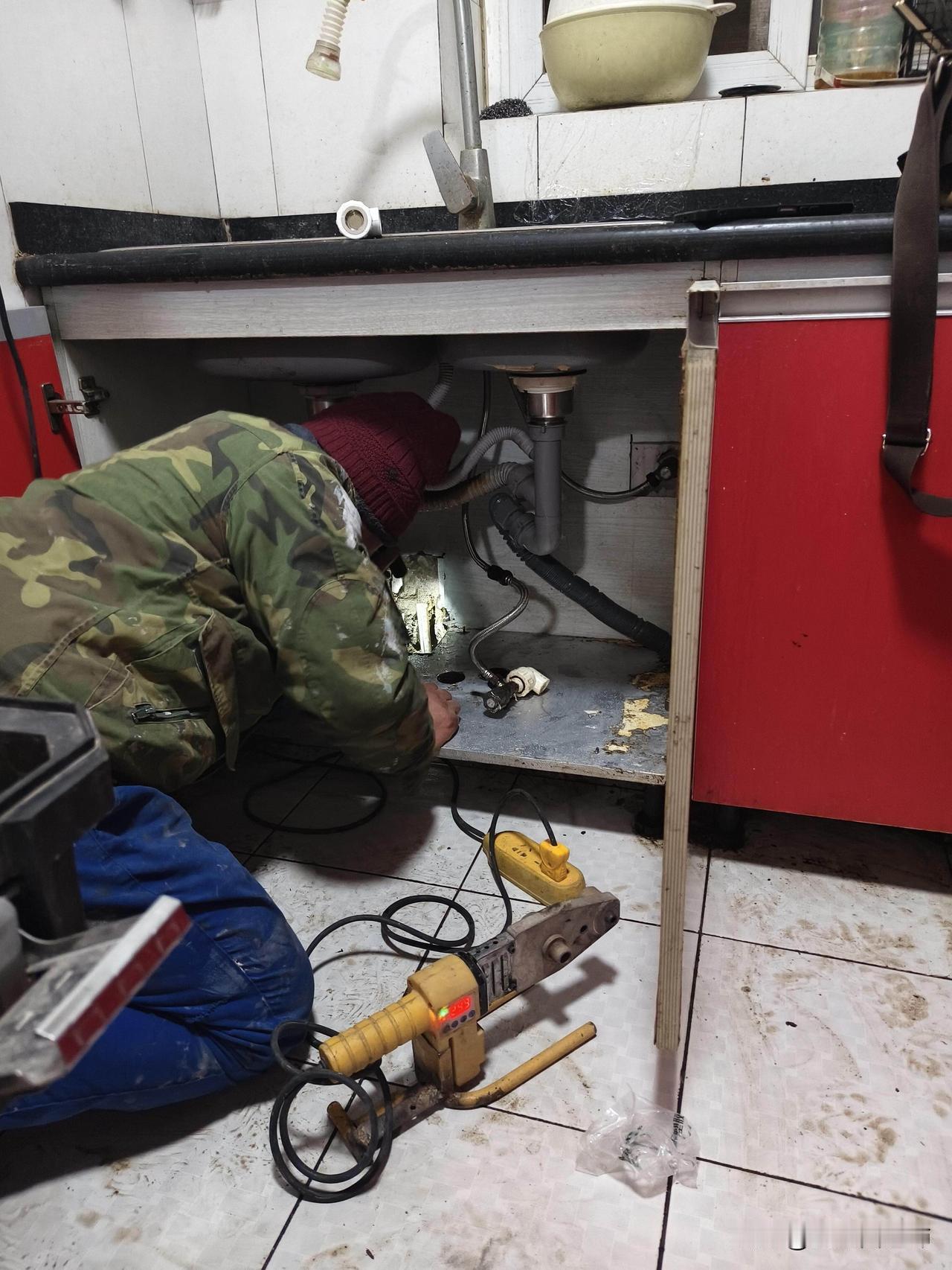 求助😭租房子遇到特别无赖的房东事情是这样的，我在外面上学，租房子走读，然后好