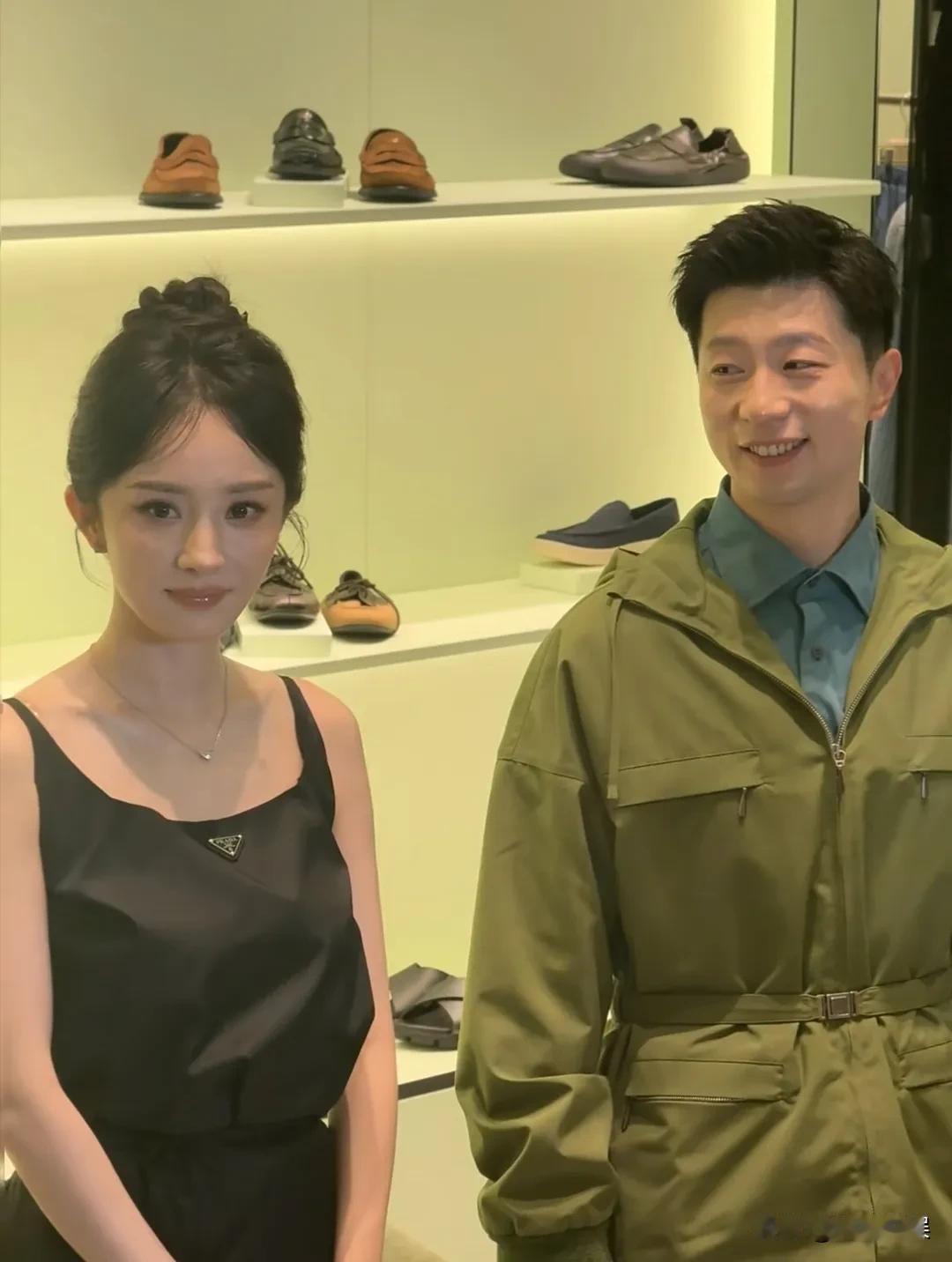 哈哈哈，马龙看杨幂的眼神有意思了，果然是自己的偶像啊。[呲牙笑]马龙和杨幂，同场