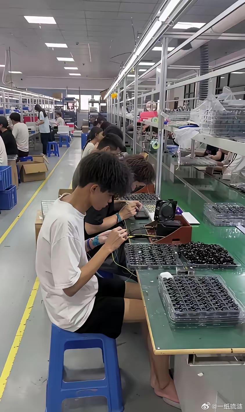 一边是贸易顺差突破一万亿美元，一边是5月社零负增长，我有时会想，有没有办法把贸易