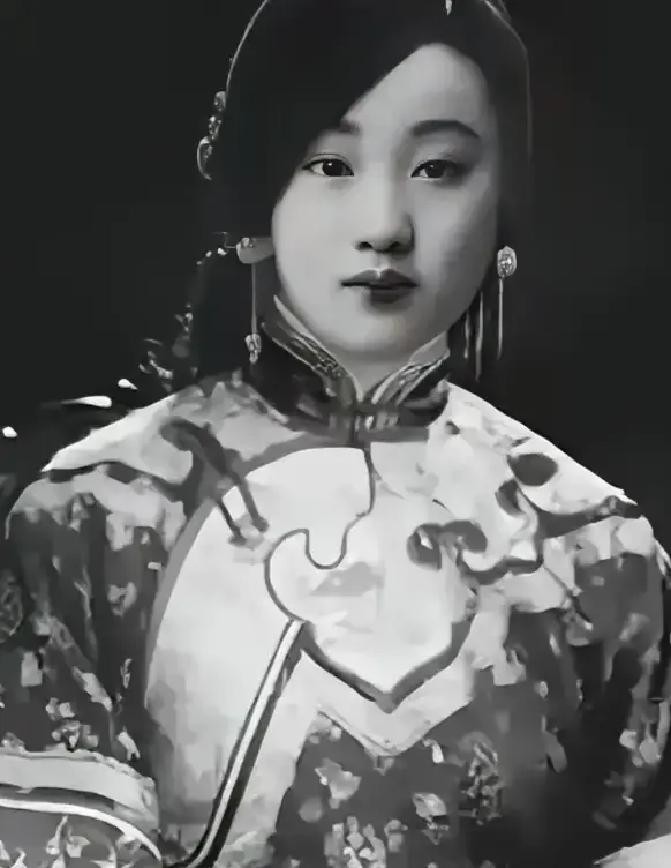 1894年，紫禁城深处传出一阵撕心裂肺的惨叫。慈禧太后下令扒去珍妃的衣服，当众杖打。太医事后记录的脉