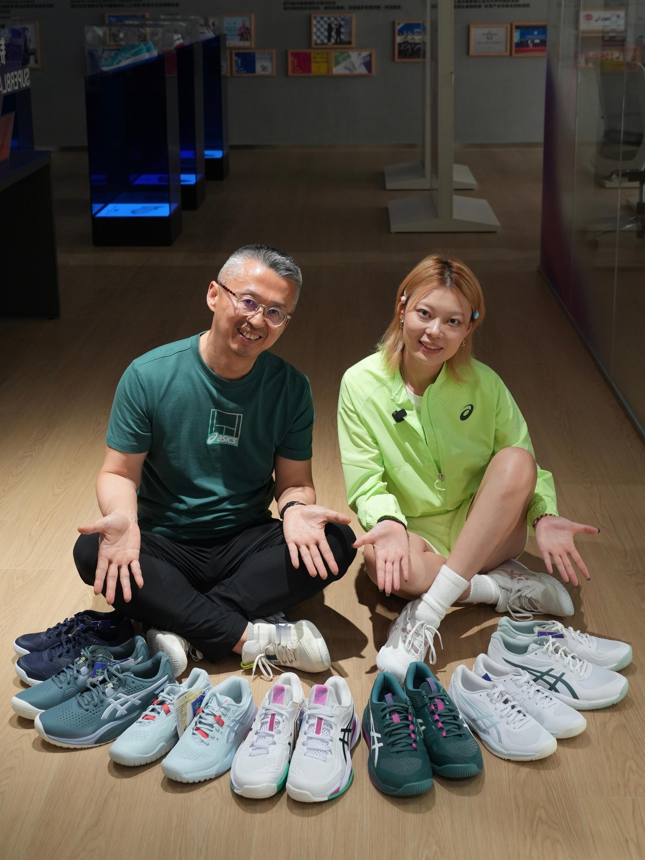 今天是和球鞋达人一起营业的一天，营业后和两位川妹子吃了川菜，辣到她们两个也连呼地