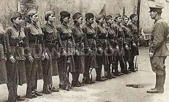 大家知道这是那部电影里的镜头吗？我是流泪看完的，美丽的姑娘们最后都牺牲了，就剩下