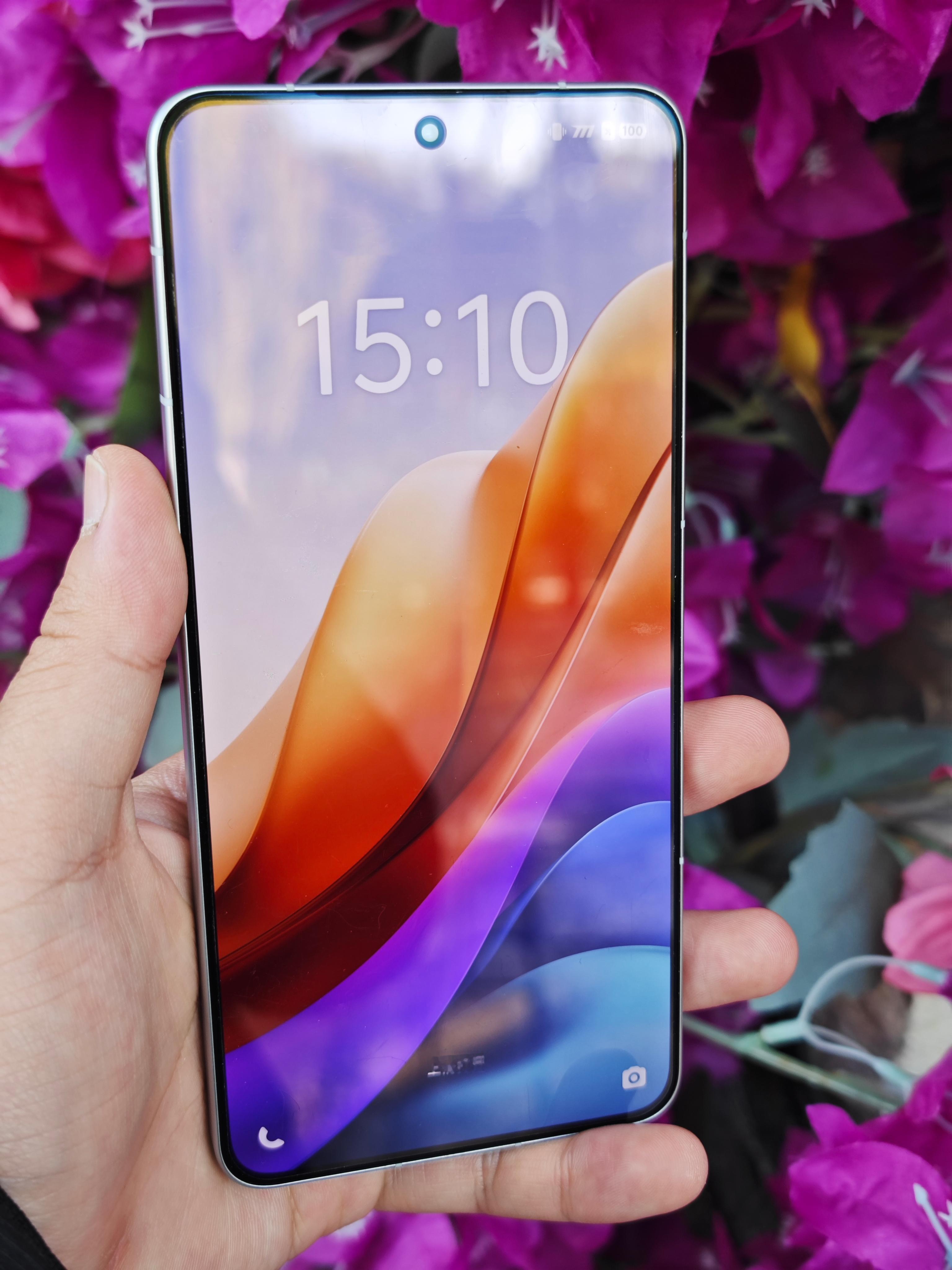 🎮iQOO13真的戳中手游党。玩重负载游戏全程稳帧不卡顿，能量光环随场景亮起