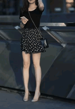 南风知我意，吹梦到西洲！南风不解风情，吹不落桃花，吹不起裙角。