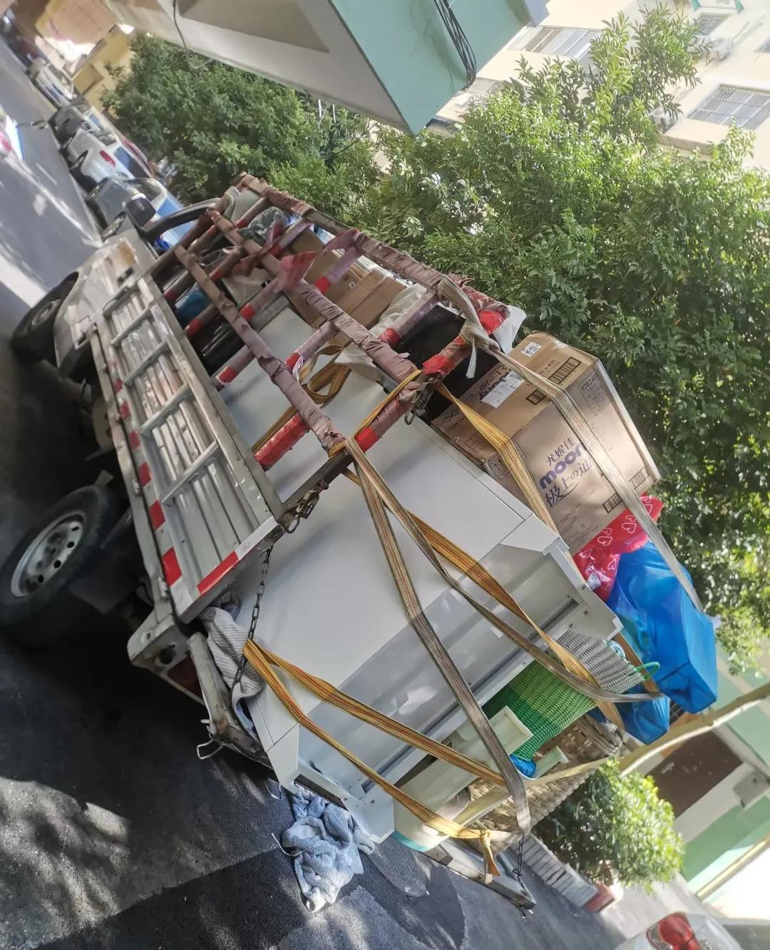这个货拉拉司机很叼，可以说还不是一般的叼，声音大大咧咧的，嗓门子还特别的大，整个