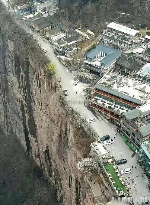 一个敢施工，一个敢住……往事如烟霞满天