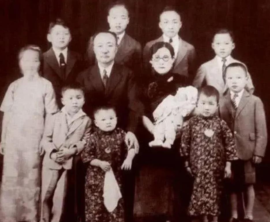 民国初年，李烈钧看上了好兄弟龚永的夫人华世琦。一天，李烈钧给了龚夫人2万大洋，说