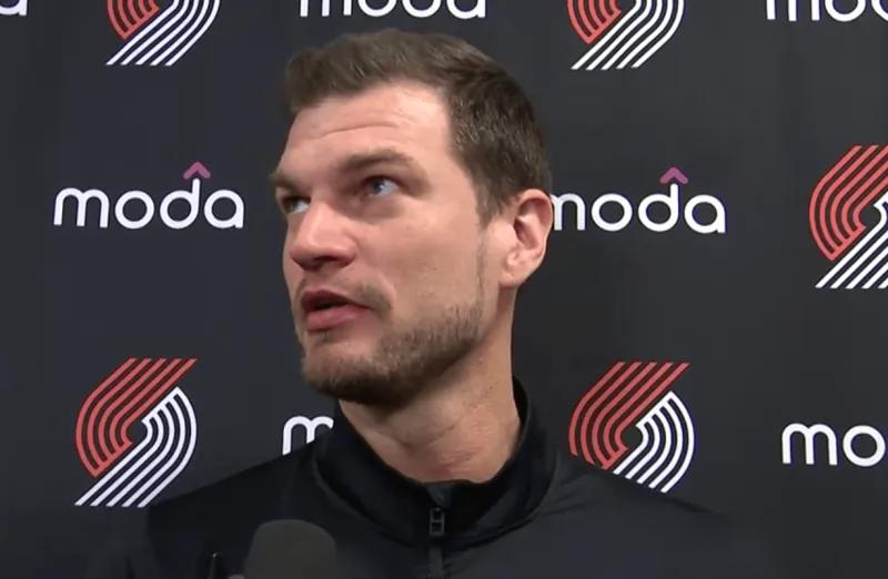 杨瀚森的翻译快失业了，这比赢球更重要。都说他在NBA被孤立，队友不传球，教