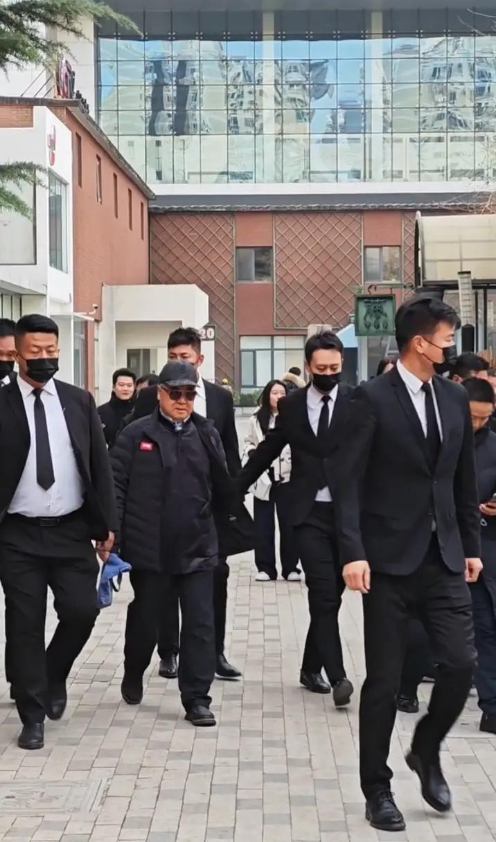 真正全面否定前三十年的旗手是谁？莫言本人说得很清楚：“那个时代除了饥饿是真的