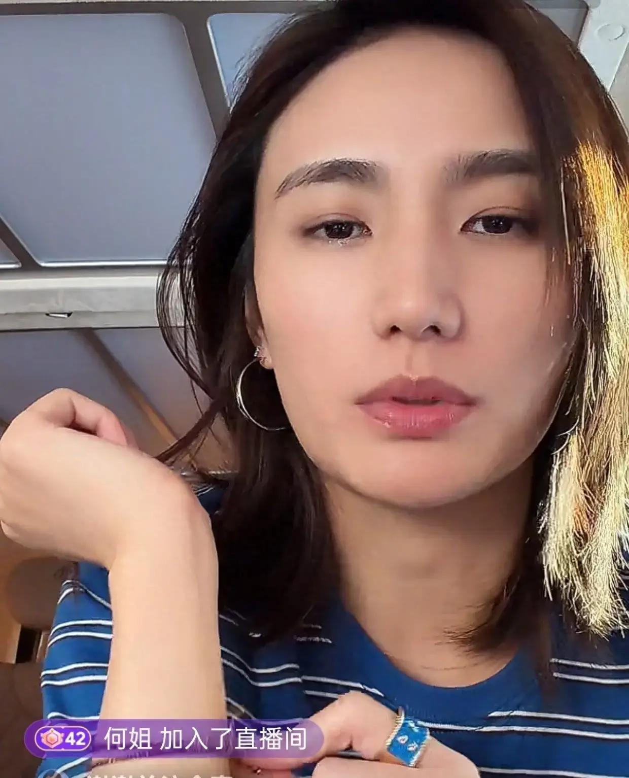 2月8日云南直播间，海哈金喜刚开播就被两万多人围观，满屏弹幕催她和李亚鹏复婚，还