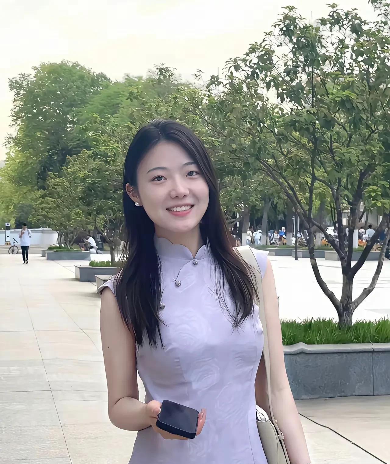 做老婆可太合适了，能上厅堂又能下厨房。气质温婉，小家碧玉，穿上旗袍更是美得没法说