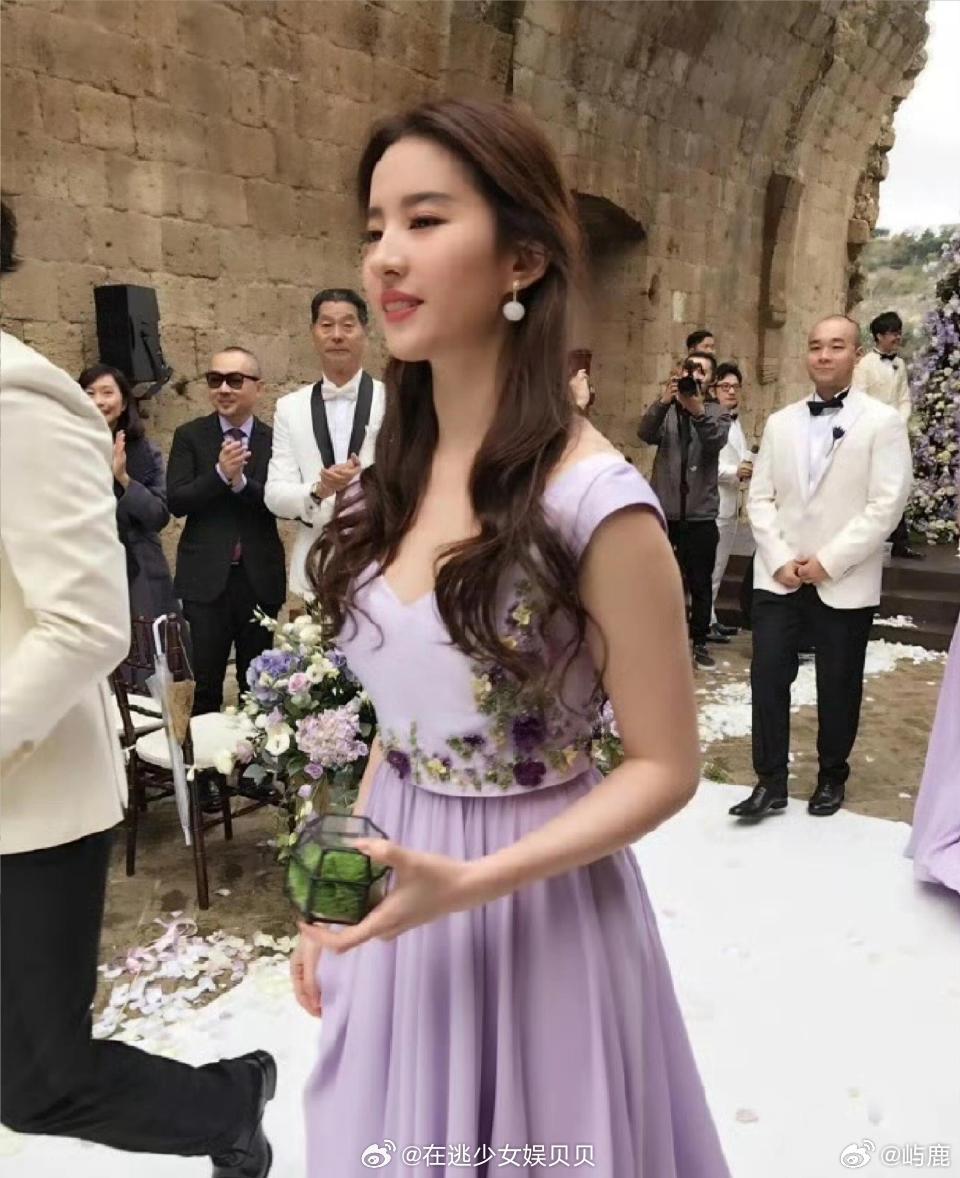 “刘亦菲第一次当伴娘”