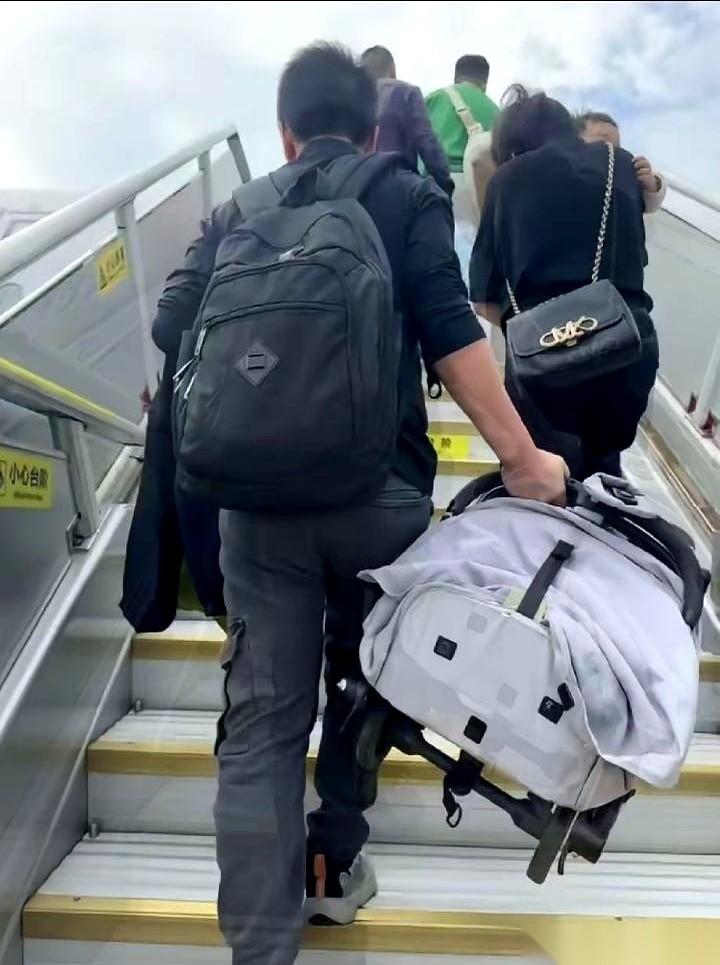 高铁车厢里，一个一米八的男孩站起来，轻松帮一个女大学生把行李箱举上了置物架。男
