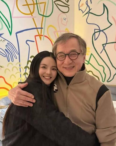 时隔多年回望，成龙不认亲生女儿“小龙女”之举，看似无情，实则暗含理性。在复杂的情