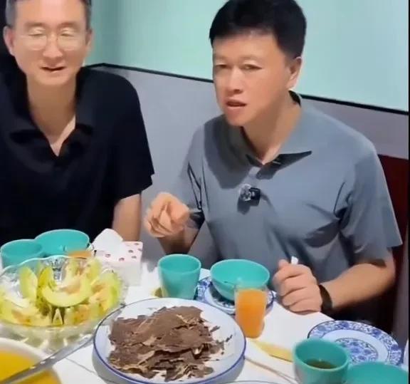 重庆昌荣区书记火了，因为他自掏腰包请客吃饭，带头消费。可网络上却有两拨人吵了起来