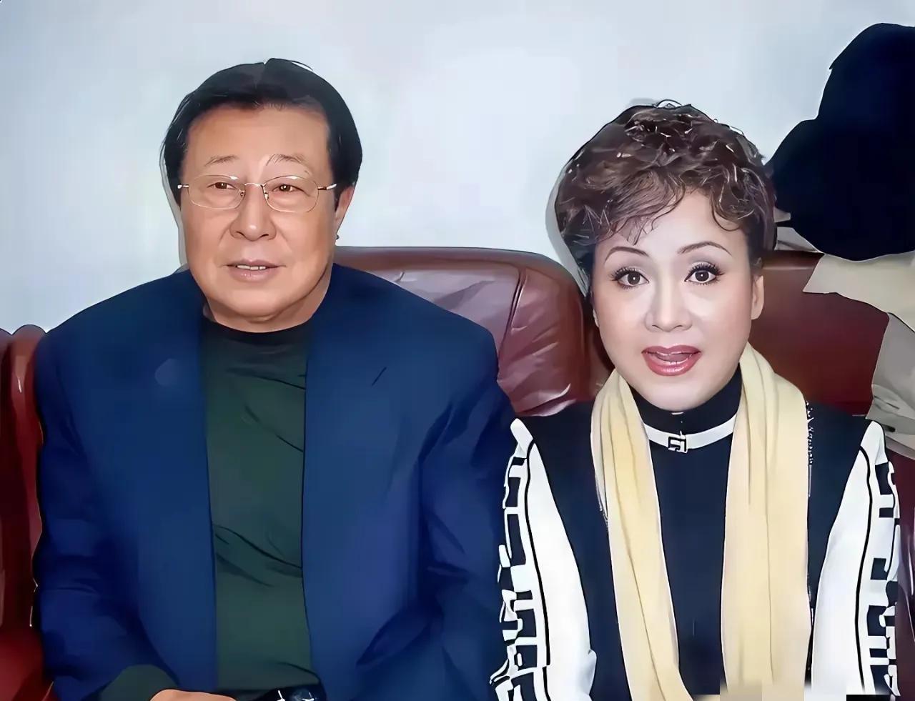 老艺术家的魅力瞬间：王心刚和李谷一坐一起，画面温馨有爱。