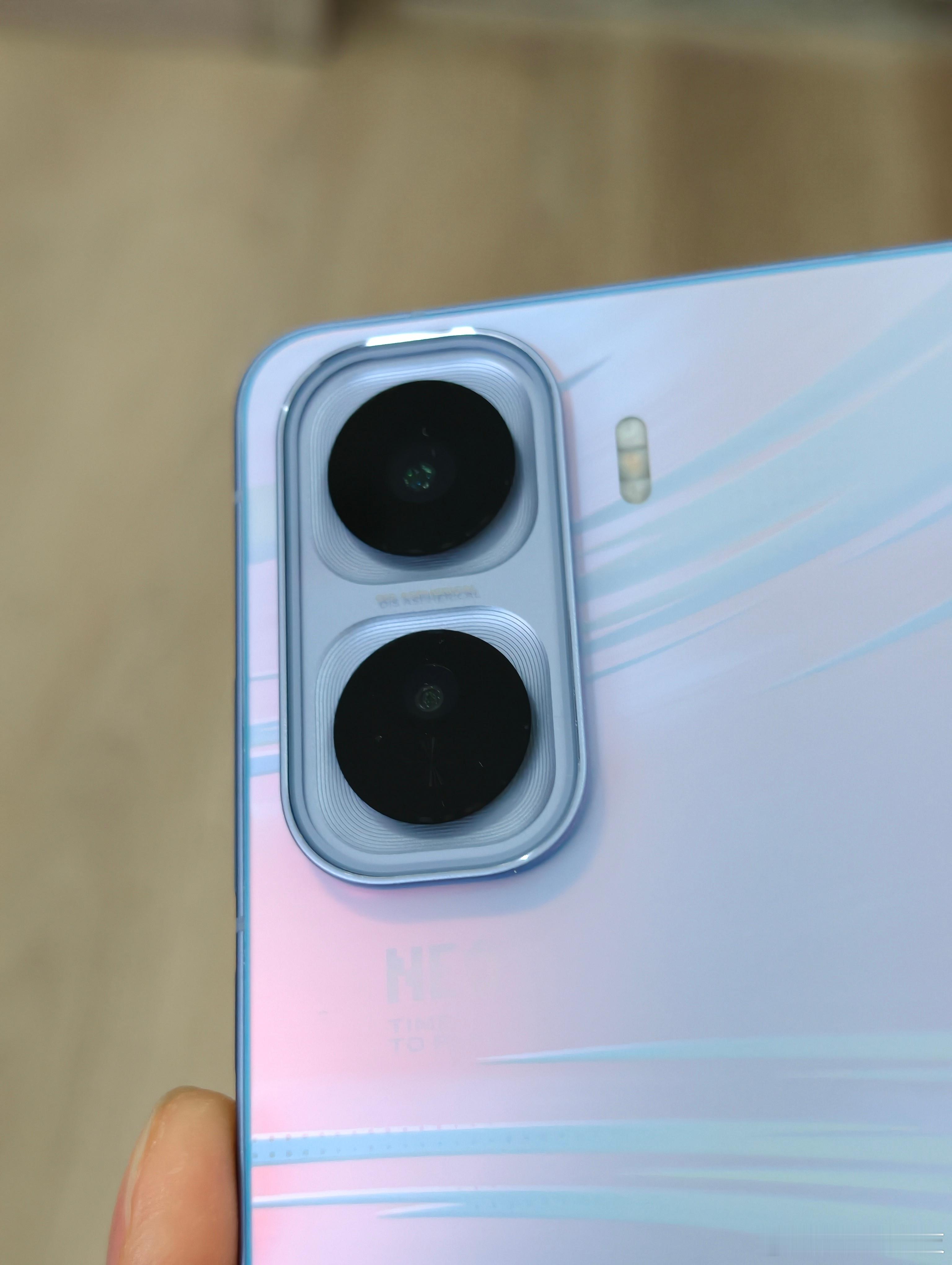 iQOO的Neo11在如今这个行情下，说实话还是很香的。2.3K左右的价位能给到