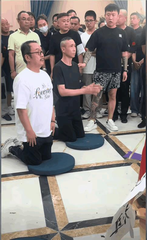 在杨少华老师的葬礼上，张立以弟子之礼参拜，许昌老乡都知道张立是任宏恩老师的大