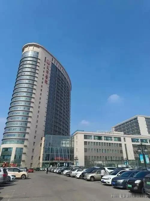 大家好，我是天津陈姐2005年我是在天津医院做了腰间盘突出植入钢板手术，主治医生