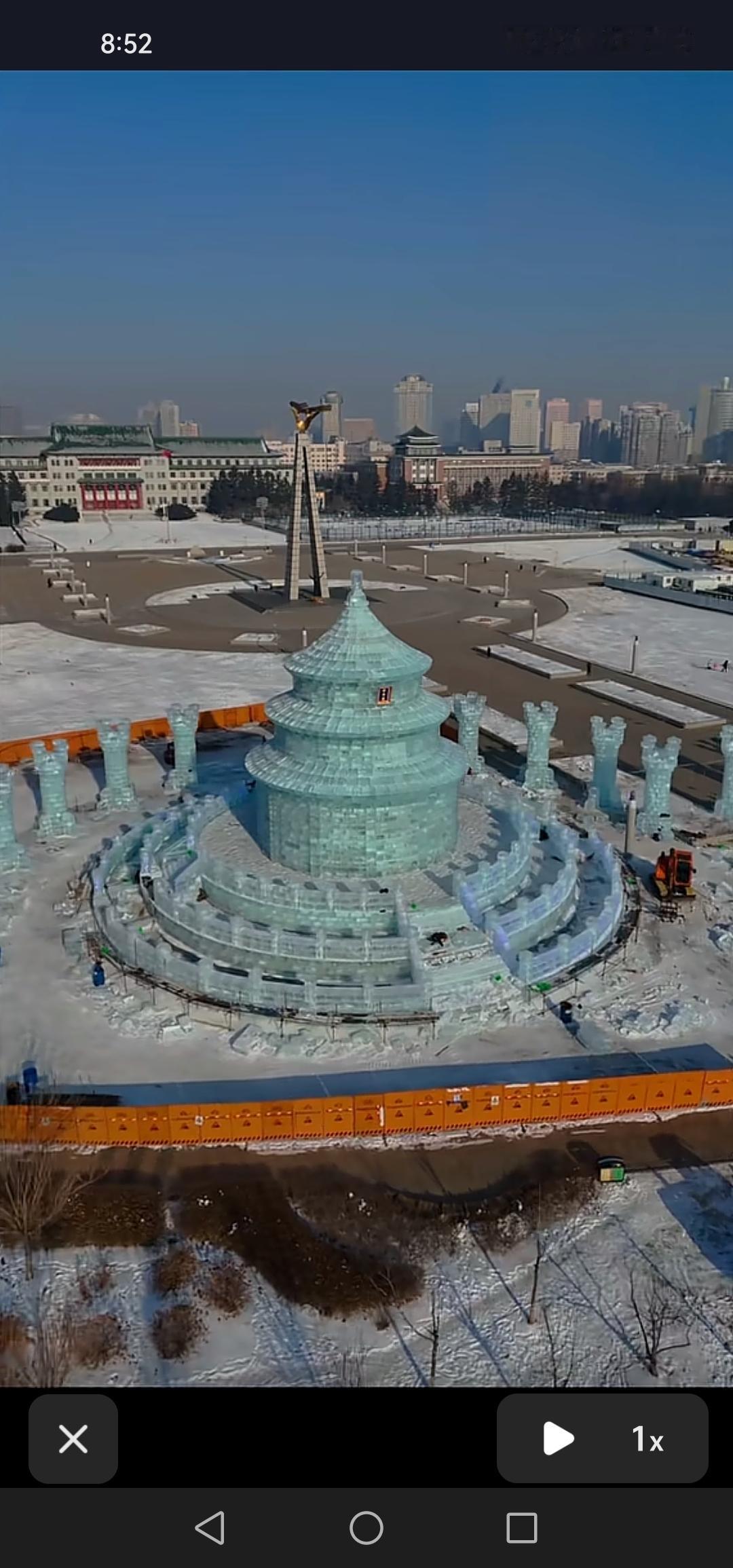 1月5日，长春市文化广场上的冰雕建筑基本完工，亮化也已安排妥当，看上去美轮美奂。