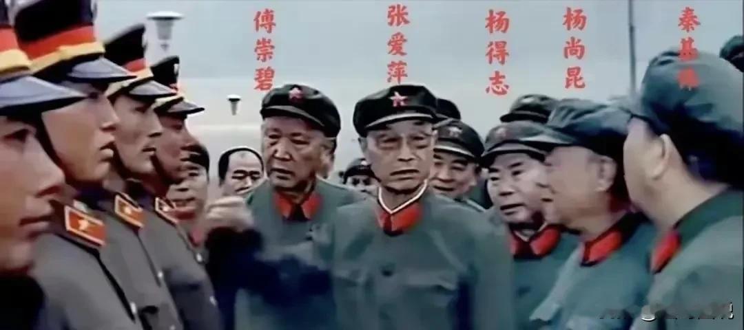 当65式军装遇到85式新军装，会擦出怎样的火花？当老一辈革命军人遇到年轻一代的