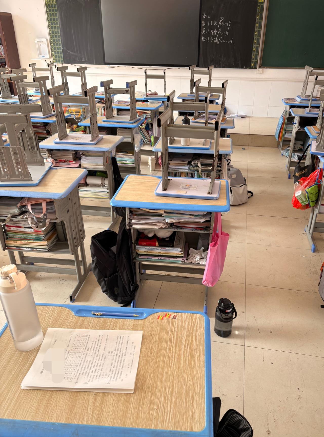 很久没去学校了，发现现在的课堂和我们那个时候有一些不同。1，课桌都是独立的，