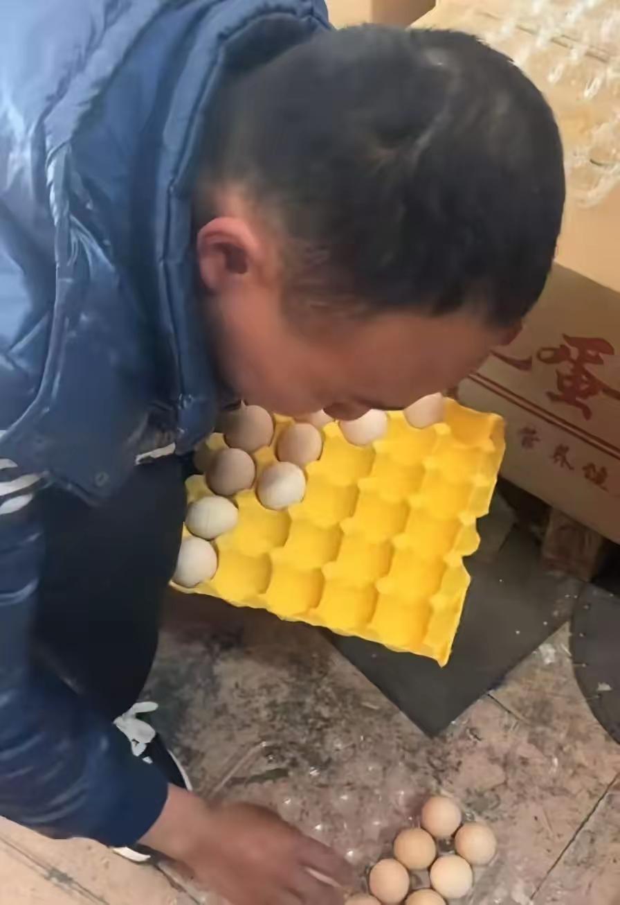 冒雨骑行52公里求收留，自闭症小伙的泪目故事，老板的决定让人动容