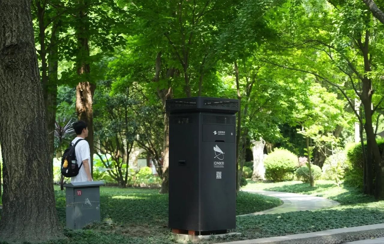成都公园惊现灭蚊黑科技！不用药水，靠AI“诱杀”蚊子夏天逛成都人民公园，最烦