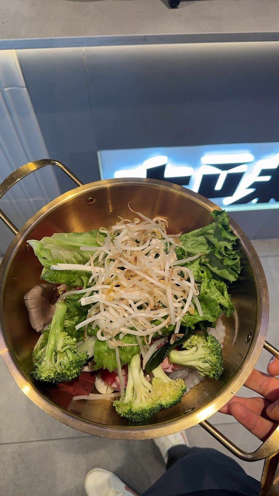 中午吃个麻辣烫，温哥华的麻辣烫是真卷，不大点的地方连着开了三家麻辣烫，这顿饭花了