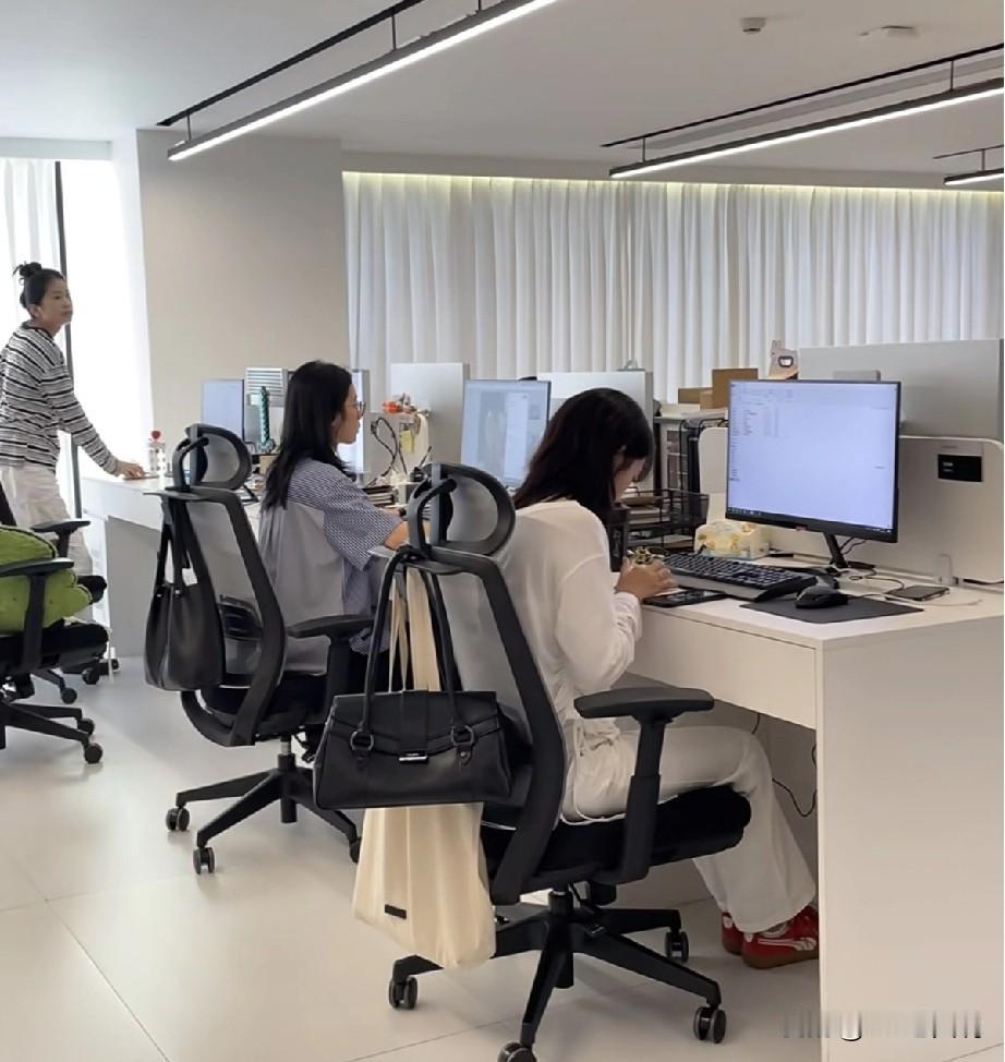 做了领导才知道的事：领导是喜欢有点事就找他汇报的员工还是不声不响自己把问题解决的