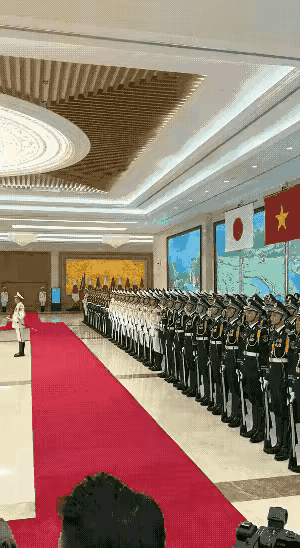 打眼一看，这就不是解放军的三军仪仗队，弯腰驼背的和解放军三军仪仗队的气质不符今