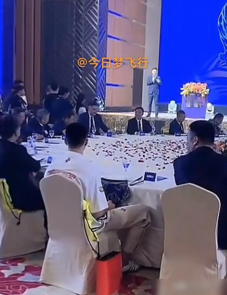 广东队出征仪式，胡明轩突显队长地位，新生王洪泽担任旗手。杜锋说，希望崔永熙、